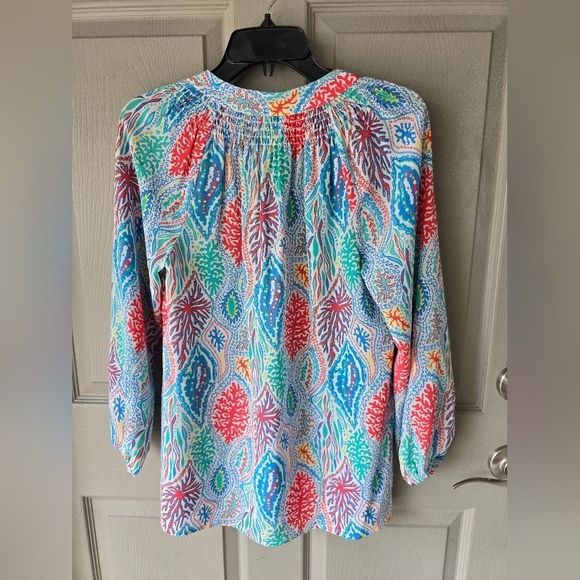 Lilly Pulitzer Elsa 100% Silk Top Let Minnow Sz S Popover Detail Logo Buttons - Picture 11 of 11